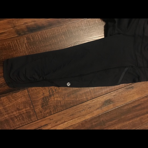 Black lululemon crops with mesh details - Picture 2 of 3